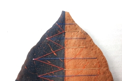 Blattscape 193 | 2021 | 7 x 14 cm | Blatt gummiert, Acryl, Garn
