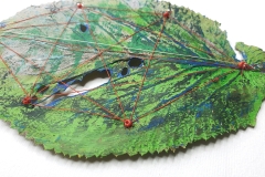 Blattscape No 191 | 2021 | 12 x 20 cm | Blatt gummiert, Acryl, Garn, Perlen