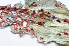 Blattscape No 141 | 2019 | 13 x 50 cm | Blatt (gummiert) | Acryl, Garn, Perlen