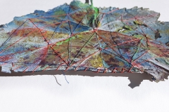 Blattscape No 165 | 2020 | 19 x 20 cm | Blatt (gummiert), Acryl, Ölkreide, Garn