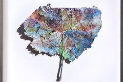 Blattscape No 165 | 2020 | 19 x 20 cm | Blatt (gummiert), Acryl, Ölkreide, Garn
