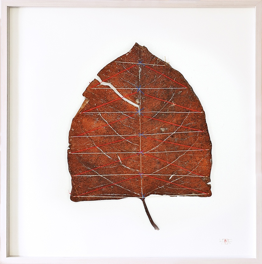 Blattscape No 90 | 2018 | Blatt (gummiert), Acryl, Faden | 11 x 15 cm