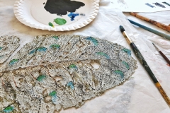 Angela Andorrer collects small leaves on hikes, which she works on with acrylic, oil, yarn and beads - BLATTSCAPES. She is especially inspired by leaves eaten by snails, caterpillars and beetles, and when a leaf breaks in a thin place, she sews it back together, similar to a surgical operation. We must learn again to treat the trees, the plants and the leaves with respect, because nature, forms the climate that surrounds us and that forms our basis of life. Each leaf becomes a 'relic of nature' and a kneel before creation. // Angela Andorrer sammelt auf Wanderungen kleine Blätter, die sie mit Acryl, Öl, Garn und Perlen bearbeitet - BLATTSCAPES. Besonders inspirieren sie von Schnecken, Raupen und Käfern zerfressene Blätter und wenn ein Blatt an einer dünnen Stelle bricht, näht sie es wieder zusammen, ähnlich einer chirurgischen Operation. Wir müssen wieder lernen respektvoll mit den Bäumen, den Pflanzen und den Blättern um zu gehen, denn die Natur, bildet das Klima, das uns umgibt und das unsere Lebensgrundlage bildet. Jedes Blatt wird zur ‚Reliquie der Natur‘ und zum Kniefall vor der Schöpfung.