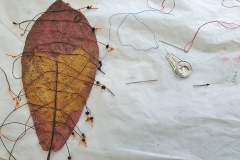 Angela Andorrer collects small leaves on hikes, which she works on with acrylic, oil, yarn and beads - BLATTSCAPES. She is especially inspired by leaves eaten by snails, caterpillars and beetles, and when a leaf breaks in a thin place, she sews it back together, similar to a surgical operation. We must learn again to treat the trees, the plants and the leaves with respect, because nature, forms the climate that surrounds us and that forms our basis of life. Each leaf becomes a 'relic of nature' and a kneel before creation. // Angela Andorrer sammelt auf Wanderungen kleine Blätter, die sie mit Acryl, Öl, Garn und Perlen bearbeitet - BLATTSCAPES. Besonders inspirieren sie von Schnecken, Raupen und Käfern zerfressene Blätter und wenn ein Blatt an einer dünnen Stelle bricht, näht sie es wieder zusammen, ähnlich einer chirurgischen Operation. Wir müssen wieder lernen respektvoll mit den Bäumen, den Pflanzen und den Blättern um zu gehen, denn die Natur, bildet das Klima, das uns umgibt und das unsere Lebensgrundlage bildet. Jedes Blatt wird zur ‚Reliquie der Natur‘ und zum Kniefall vor der Schöpfung.