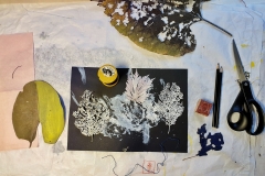 Angela Andorrer collects small leaves on hikes, which she works on with acrylic, oil, yarn and beads - BLATTSCAPES. She is especially inspired by leaves eaten by snails, caterpillars and beetles, and when a leaf breaks in a thin place, she sews it back together, similar to a surgical operation. We must learn again to treat the trees, the plants and the leaves with respect, because nature, forms the climate that surrounds us and that forms our basis of life. Each leaf becomes a 'relic of nature' and a kneel before creation. // Angela Andorrer sammelt auf Wanderungen kleine Blätter, die sie mit Acryl, Öl, Garn und Perlen bearbeitet - BLATTSCAPES. Besonders inspirieren sie von Schnecken, Raupen und Käfern zerfressene Blätter und wenn ein Blatt an einer dünnen Stelle bricht, näht sie es wieder zusammen, ähnlich einer chirurgischen Operation. Wir müssen wieder lernen respektvoll mit den Bäumen, den Pflanzen und den Blättern um zu gehen, denn die Natur, bildet das Klima, das uns umgibt und das unsere Lebensgrundlage bildet. Jedes Blatt wird zur ‚Reliquie der Natur‘ und zum Kniefall vor der Schöpfung.