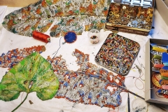 Angela Andorrer collects small leaves on hikes, which she works on with acrylic, oil, yarn and beads - BLATTSCAPES. She is especially inspired by leaves eaten by snails, caterpillars and beetles, and when a leaf breaks in a thin place, she sews it back together, similar to a surgical operation. We must learn again to treat the trees, the plants and the leaves with respect, because nature, forms the climate that surrounds us and that forms our basis of life. Each leaf becomes a 'relic of nature' and a kneel before creation. // Angela Andorrer sammelt auf Wanderungen kleine Blätter, die sie mit Acryl, Öl, Garn und Perlen bearbeitet - BLATTSCAPES. Besonders inspirieren sie von Schnecken, Raupen und Käfern zerfressene Blätter und wenn ein Blatt an einer dünnen Stelle bricht, näht sie es wieder zusammen, ähnlich einer chirurgischen Operation. Wir müssen wieder lernen respektvoll mit den Bäumen, den Pflanzen und den Blättern um zu gehen, denn die Natur, bildet das Klima, das uns umgibt und das unsere Lebensgrundlage bildet. Jedes Blatt wird zur ‚Reliquie der Natur‘ und zum Kniefall vor der Schöpfung.