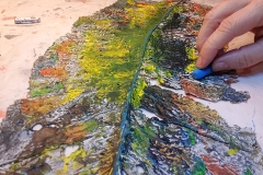 Angela Andorrer collects small leaves on hikes, which she works on with acrylic, oil, yarn and beads - BLATTSCAPES. She is especially inspired by leaves eaten by snails, caterpillars and beetles, and when a leaf breaks in a thin place, she sews it back together, similar to a surgical operation. We must learn again to treat the trees, the plants and the leaves with respect, because nature, forms the climate that surrounds us and that forms our basis of life. Each leaf becomes a 'relic of nature' and a kneel before creation. // Angela Andorrer sammelt auf Wanderungen kleine Blätter, die sie mit Acryl, Öl, Garn und Perlen bearbeitet - BLATTSCAPES. Besonders inspirieren sie von Schnecken, Raupen und Käfern zerfressene Blätter und wenn ein Blatt an einer dünnen Stelle bricht, näht sie es wieder zusammen, ähnlich einer chirurgischen Operation. Wir müssen wieder lernen respektvoll mit den Bäumen, den Pflanzen und den Blättern um zu gehen, denn die Natur, bildet das Klima, das uns umgibt und das unsere Lebensgrundlage bildet. Jedes Blatt wird zur ‚Reliquie der Natur‘ und zum Kniefall vor der Schöpfung.