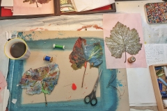 Angela Andorrer collects small leaves on hikes, which she works on with acrylic, oil, yarn and beads - BLATTSCAPES. She is especially inspired by leaves eaten by snails, caterpillars and beetles, and when a leaf breaks in a thin place, she sews it back together, similar to a surgical operation. We must learn again to treat the trees, the plants and the leaves with respect, because nature, forms the climate that surrounds us and that forms our basis of life. Each leaf becomes a 'relic of nature' and a kneel before creation. // Angela Andorrer sammelt auf Wanderungen kleine Blätter, die sie mit Acryl, Öl, Garn und Perlen bearbeitet - BLATTSCAPES. Besonders inspirieren sie von Schnecken, Raupen und Käfern zerfressene Blätter und wenn ein Blatt an einer dünnen Stelle bricht, näht sie es wieder zusammen, ähnlich einer chirurgischen Operation. Wir müssen wieder lernen respektvoll mit den Bäumen, den Pflanzen und den Blättern um zu gehen, denn die Natur, bildet das Klima, das uns umgibt und das unsere Lebensgrundlage bildet. Jedes Blatt wird zur ‚Reliquie der Natur‘ und zum Kniefall vor der Schöpfung.