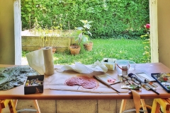 Angela Andorrer collects small leaves on hikes, which she works on with acrylic, oil, yarn and beads - BLATTSCAPES. She is especially inspired by leaves eaten by snails, caterpillars and beetles, and when a leaf breaks in a thin place, she sews it back together, similar to a surgical operation. We must learn again to treat the trees, the plants and the leaves with respect, because nature, forms the climate that surrounds us and that forms our basis of life. Each leaf becomes a 'relic of nature' and a kneel before creation. // Angela Andorrer sammelt auf Wanderungen kleine Blätter, die sie mit Acryl, Öl, Garn und Perlen bearbeitet - BLATTSCAPES. Besonders inspirieren sie von Schnecken, Raupen und Käfern zerfressene Blätter und wenn ein Blatt an einer dünnen Stelle bricht, näht sie es wieder zusammen, ähnlich einer chirurgischen Operation. Wir müssen wieder lernen respektvoll mit den Bäumen, den Pflanzen und den Blättern um zu gehen, denn die Natur, bildet das Klima, das uns umgibt und das unsere Lebensgrundlage bildet. Jedes Blatt wird zur ‚Reliquie der Natur‘ und zum Kniefall vor der Schöpfung.