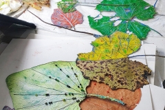 Angela Andorrer collects small leaves on hikes, which she works on with acrylic, oil, yarn and beads - BLATTSCAPES. She is especially inspired by leaves eaten by snails, caterpillars and beetles, and when a leaf breaks in a thin place, she sews it back together, similar to a surgical operation. We must learn again to treat the trees, the plants and the leaves with respect, because nature, forms the climate that surrounds us and that forms our basis of life. Each leaf becomes a 'relic of nature' and a kneel before creation. // Angela Andorrer sammelt auf Wanderungen kleine Blätter, die sie mit Acryl, Öl, Garn und Perlen bearbeitet - BLATTSCAPES. Besonders inspirieren sie von Schnecken, Raupen und Käfern zerfressene Blätter und wenn ein Blatt an einer dünnen Stelle bricht, näht sie es wieder zusammen, ähnlich einer chirurgischen Operation. Wir müssen wieder lernen respektvoll mit den Bäumen, den Pflanzen und den Blättern um zu gehen, denn die Natur, bildet das Klima, das uns umgibt und das unsere Lebensgrundlage bildet. Jedes Blatt wird zur ‚Reliquie der Natur‘ und zum Kniefall vor der Schöpfung.