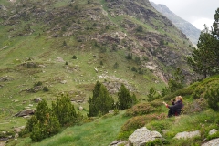 In the GALLERY OF TRAVELING LEAVES Angela Andorrer takes small leaves, which she worked with acrylic, oil, yarn and beads, on hikes and portrays them against landscape backdrops, in widescreen format. She is particularly inspired by leaves having been eaten away by snails, caterpillars, and beetles. When a leaf breaks in a thin place, she sews it back together, much like a surgical operation. Aspects of the cinematic, moving in nature and mindfulness, become part of the work. We must learn again to be respectful of the trees, the plants and the leaves, because nature, forms the climate that surrounds us, which means the basis of our life. Each leaf becomes a 'relic of nature' and a kneel before creation. // In der GALERIE DER REISENDEN BLÄTTER nimmt Angela Andorrer kleine Blätter, die sie mit Acryl, Öl, Garn und Perlen bearbeitete, mit auf Wanderungen und porträtiert sie vor Landschaftskulissen, im Breitbildformat. Besonders inspirieren sie von Schnecken, Raupen und Käfern zerfressene Blätter und wenn ein Blatt an einer dünnen Stelle bricht, näht sie es wieder zusammen, ähnlich einer chirurgischen Operation. Aspekte des Filmischen, das in der Natur Bewegen, die Achtsamkeit, werden zum Teil der Arbeit. Wir müssen wieder lernen respektvoll mit den Bäumen, den Pflanzen und den Blättern um zu gehen, denn die Natur, bildet das Klima, das uns umgibt und das unsere Lebensgrundlage bildet. Jedes Blatt wird zur ‚Reliquie der Natur‘ und zum Kniefall vor der Schöpfung.