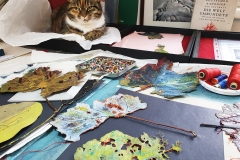 Angela Andorrer collects small leaves on hikes, which she works on with acrylic, oil, yarn and beads - BLATTSCAPES. She is especially inspired by leaves eaten by snails, caterpillars and beetles, and when a leaf breaks in a thin place, she sews it back together, similar to a surgical operation. We must learn again to treat the trees, the plants and the leaves with respect, because nature, forms the climate that surrounds us and that forms our basis of life. Each leaf becomes a 'relic of nature' and a kneel before creation. // Angela Andorrer sammelt auf Wanderungen kleine Blätter, die sie mit Acryl, Öl, Garn und Perlen bearbeitet - BLATTSCAPES. Besonders inspirieren sie von Schnecken, Raupen und Käfern zerfressene Blätter und wenn ein Blatt an einer dünnen Stelle bricht, näht sie es wieder zusammen, ähnlich einer chirurgischen Operation. Wir müssen wieder lernen respektvoll mit den Bäumen, den Pflanzen und den Blättern um zu gehen, denn die Natur, bildet das Klima, das uns umgibt und das unsere Lebensgrundlage bildet. Jedes Blatt wird zur ‚Reliquie der Natur‘ und zum Kniefall vor der Schöpfung.