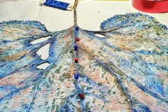 Angela Andorrer collects small leaves on hikes, which she works on with acrylic, oil, yarn and beads - BLATTSCAPES. She is especially inspired by leaves eaten by snails, caterpillars and beetles, and when a leaf breaks in a thin place, she sews it back together, similar to a surgical operation. We must learn again to treat the trees, the plants and the leaves with respect, because nature, forms the climate that surrounds us and that forms our basis of life. Each leaf becomes a \'relic of nature\' and a kneel before creation. // Angela Andorrer sammelt auf Wanderungen kleine Blätter, die sie mit Acryl, Öl, Garn und Perlen bearbeitet - BLATTSCAPES. Besonders inspirieren sie von Schnecken, Raupen und Käfern zerfressene Blätter und wenn ein Blatt an einer dünnen Stelle bricht, näht sie es wieder zusammen, ähnlich einer chirurgischen Operation. Wir müssen wieder lernen respektvoll mit den Bäumen, den Pflanzen und den Blättern um zu gehen, denn die Natur, bildet das Klima, das uns umgibt und das unsere Lebensgrundlage bildet. Jedes Blatt wird zur ‚Reliquie der Natur‘ und zum Kniefall vor der Schöpfung.