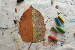 Angela Andorrer collects small leaves on hikes, which she works on with acrylic, oil, yarn and beads - BLATTSCAPES. She is especially inspired by leaves eaten by snails, caterpillars and beetles, and when a leaf breaks in a thin place, she sews it back together, similar to a surgical operation. We must learn again to treat the trees, the plants and the leaves with respect, because nature, forms the climate that surrounds us and that forms our basis of life. Each leaf becomes a \'relic of nature\' and a kneel before creation. // Angela Andorrer sammelt auf Wanderungen kleine Blätter, die sie mit Acryl, Öl, Garn und Perlen bearbeitet - BLATTSCAPES. Besonders inspirieren sie von Schnecken, Raupen und Käfern zerfressene Blätter und wenn ein Blatt an einer dünnen Stelle bricht, näht sie es wieder zusammen, ähnlich einer chirurgischen Operation. Wir müssen wieder lernen respektvoll mit den Bäumen, den Pflanzen und den Blättern um zu gehen, denn die Natur, bildet das Klima, das uns umgibt und das unsere Lebensgrundlage bildet. Jedes Blatt wird zur ‚Reliquie der Natur‘ und zum Kniefall vor der Schöpfung.